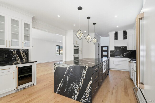 Building Photo - 31 Gedney Way