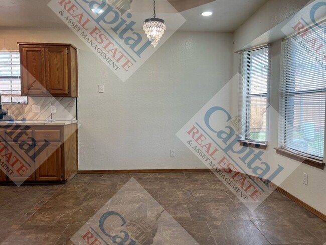 Building Photo - Charming 3 Bedroom