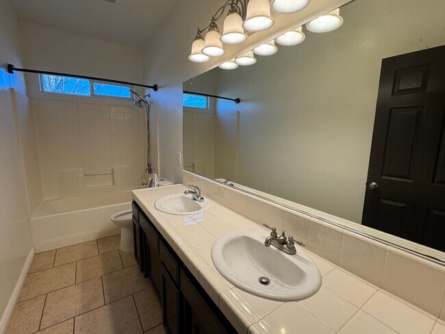 Building Photo - Spacious home with a pool! MOVE IN SPECIAL