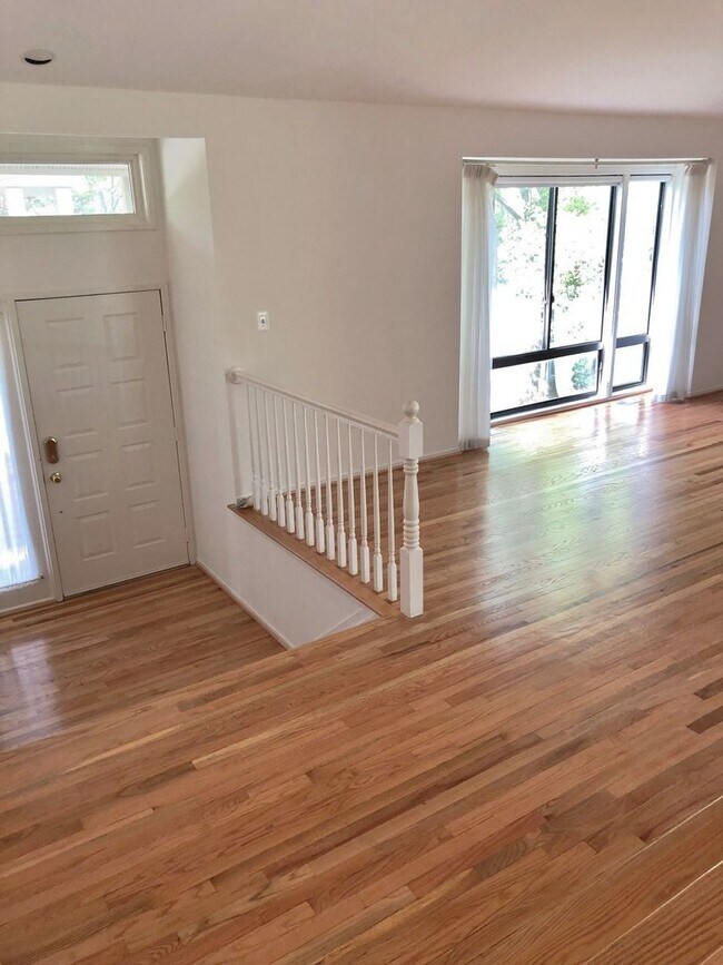 Building Photo - Spacious Potomac Beauty backs to Golf Course