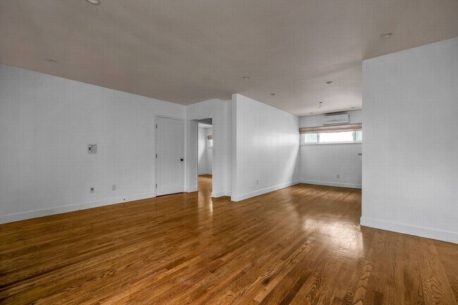 Building Photo - Designer unit in West Hollywood!