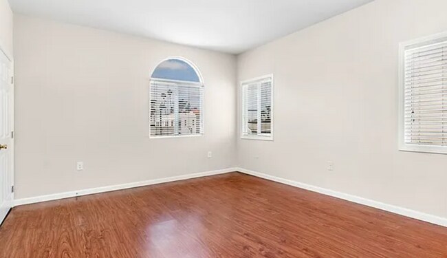 Building Photo - 3028 Edgehill Dr