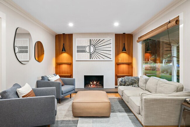 Building Photo - Charming Downtown Home!
