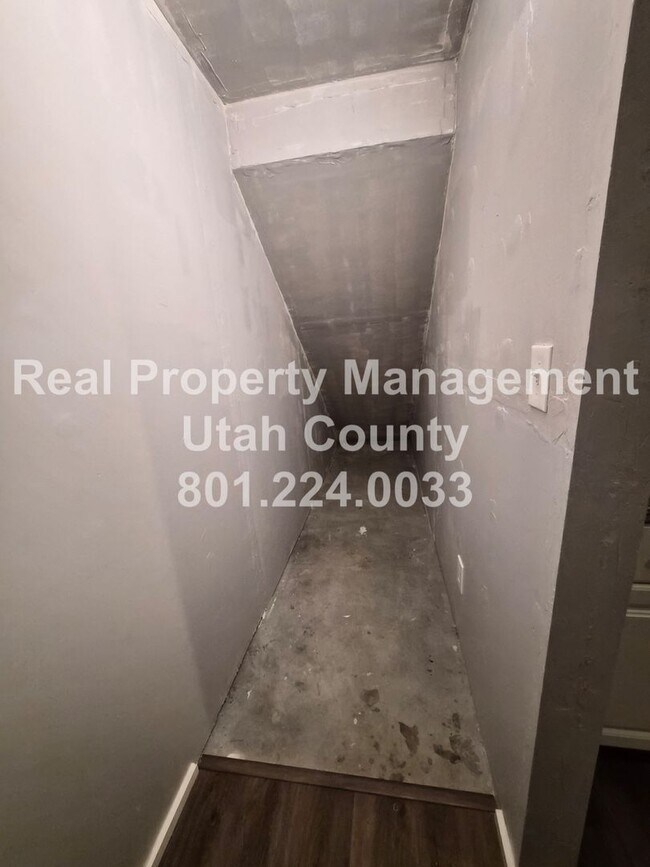 Building Photo - Townhome in Eagle Mountain