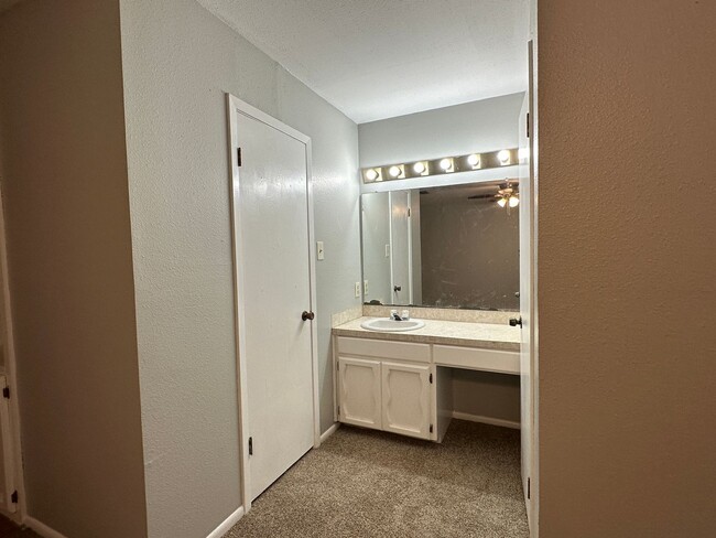 Building Photo - 2733 Silverspur Dr