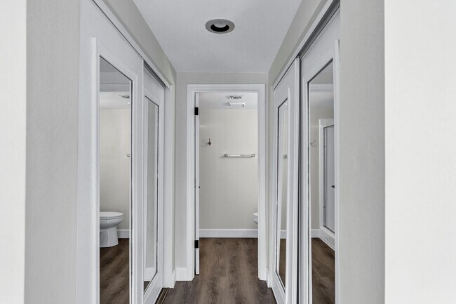 Building Photo - 2/2