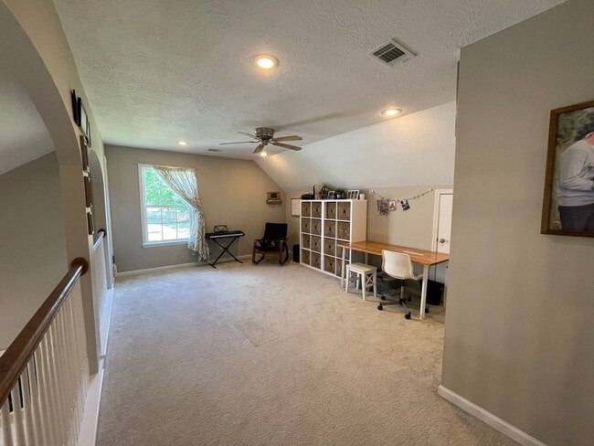 Building Photo - Charming 4 bedroom/2.5 bathroom in Tudor Branch!