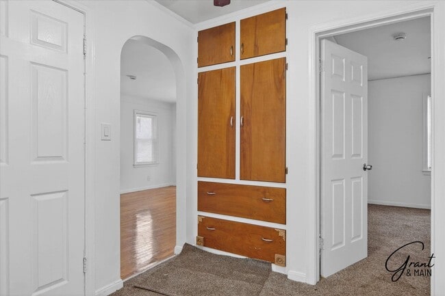 Building Photo - $1300 3 bedrooms