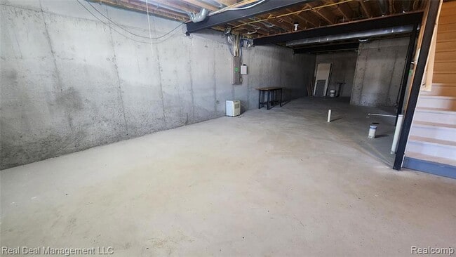 Building Photo - 6146 Lone Oak Cir