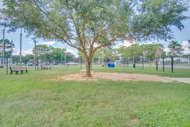Building Photo - Charming Townhome with Fireplace & Fenced ...
