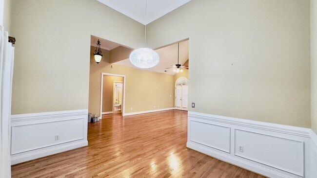 Building Photo - 423 Sterling Dr