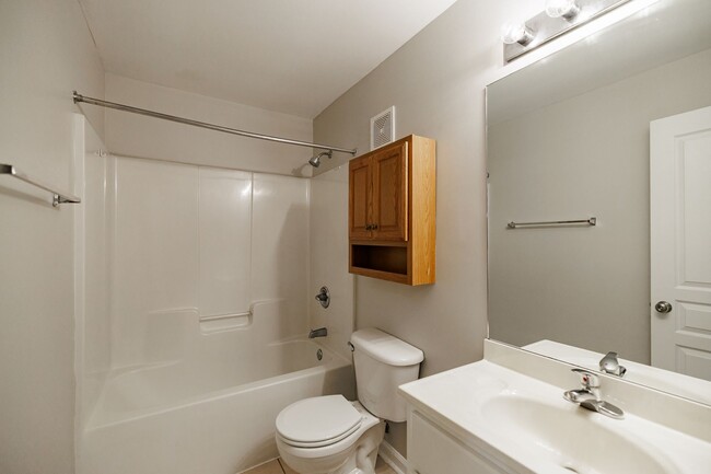Building Photo - Ground-level, one-story condo in the highl...