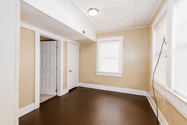 Building Photo - 4 Bedroom in West End