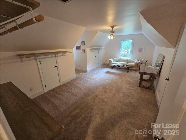 Building Photo - 409 Foxglove Ln