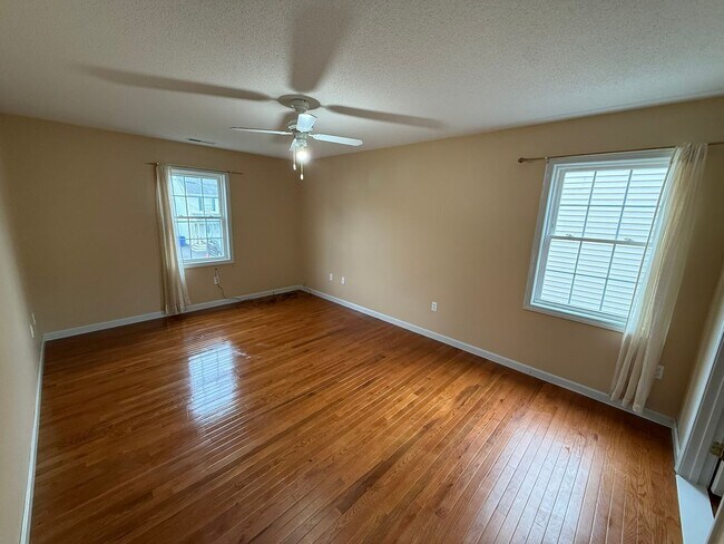 Building Photo - Three Bedroom, Single Family Home Located in Springfield's Pine Point Neighborhood!
