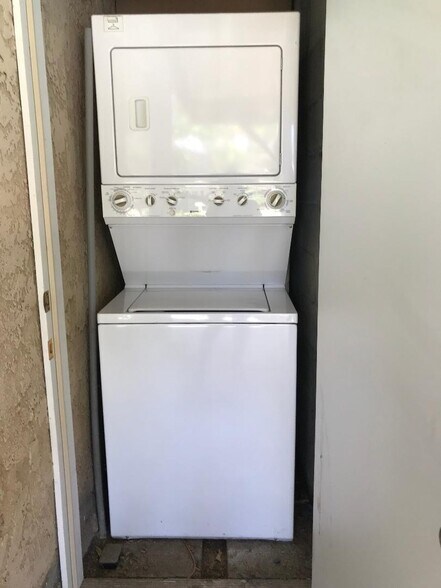Private Washer / Dryer - 4401 Willens Ave