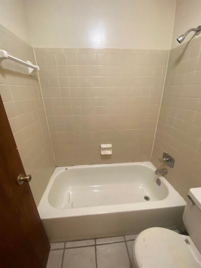 Building Photo - 1102 Greentree Ct