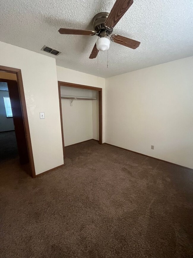 Building Photo - Townhouse with Garage!