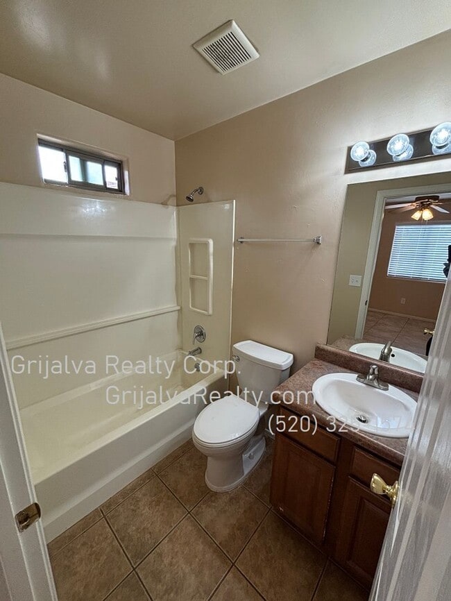 Building Photo - Spacious 4 Bedroom, 2 Bath House for Rent ...