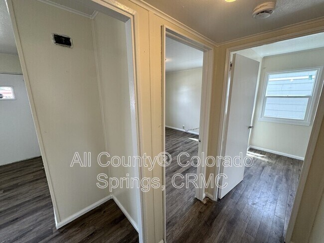 Building Photo - 607 Brookshire Ave
