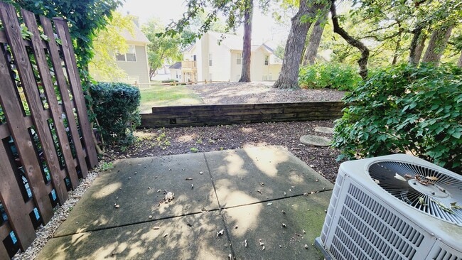 Building Photo - 725 Shady Oaks Ct