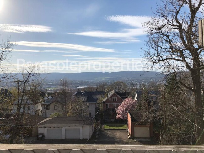 Building Photo - 919 Clay Ave