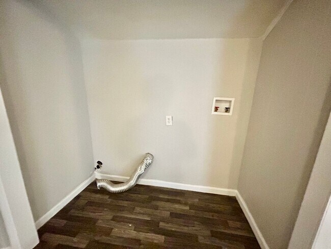 Building Photo - 3 Bedroom Available!!