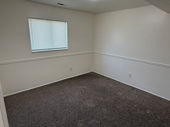 Building Photo - Beautiful five bedroom home