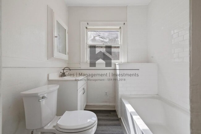 Building Photo - 232 E San Joaquin Ave
