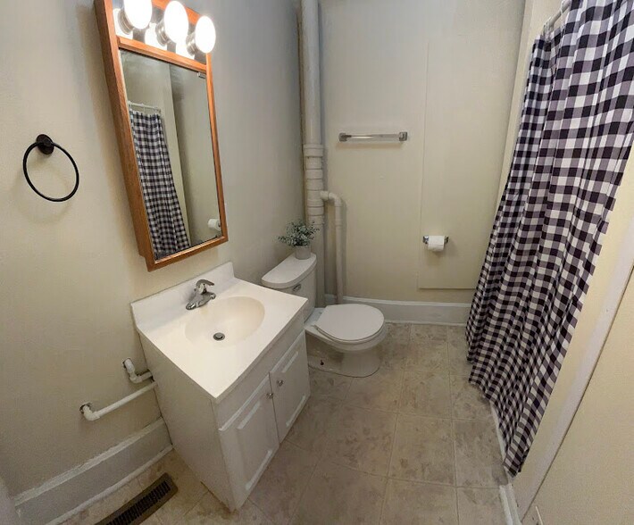 Building Photo - 528 Union St