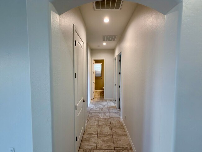 Building Photo - 6096 Laguna Ln