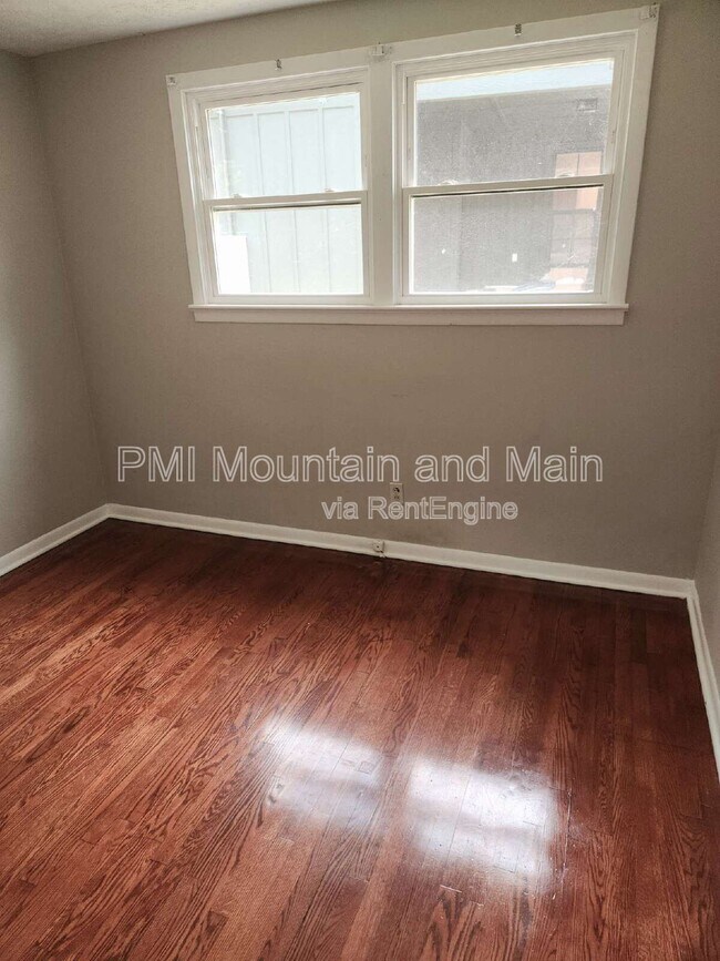 Building Photo - 317 N Hillandale Dr