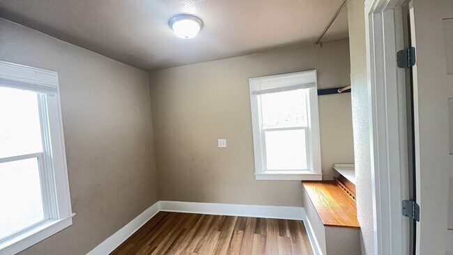 Building Photo - Cute Bungalow - Close to Downtown + Finished Basement!!