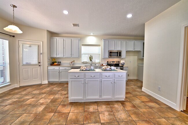 Building Photo - 15810 Hollow Rock Dr