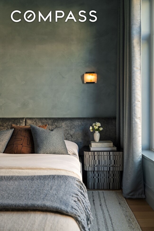 Building Photo - 211 W 84th St