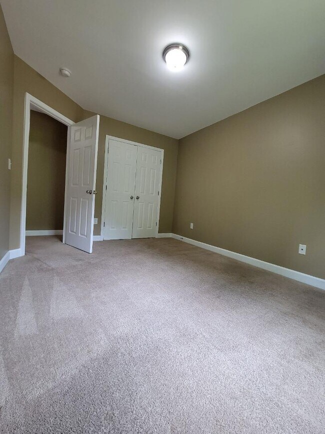 Building Photo - 318 Zach Dr