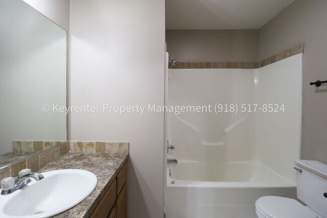 Building Photo - 1307 N Willow Dr