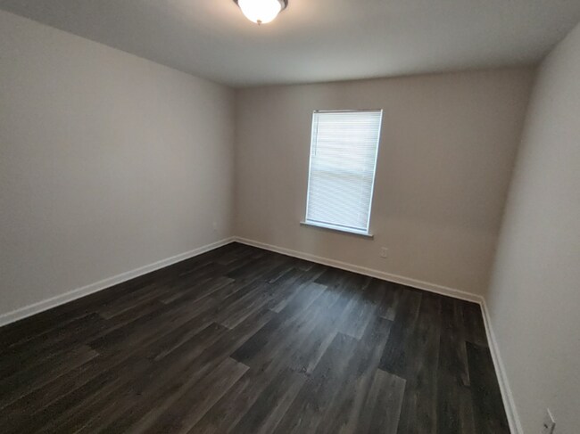 Building Photo - Move in Ready! Easy & Quick move-in process