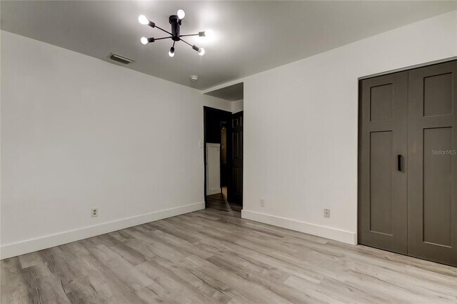 Building Photo - 375 10th Ave N