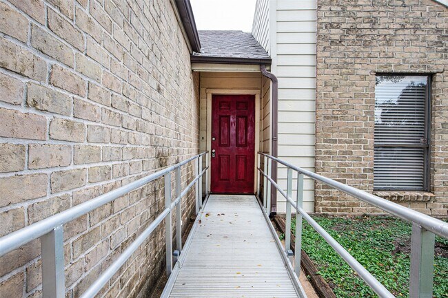 Building Photo - 16042 Bear Hill Dr