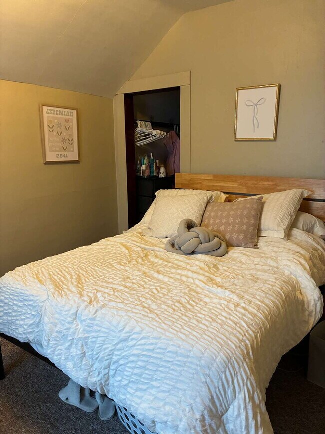 Building Photo - 4 Bed 2 Bath close to UWEC!