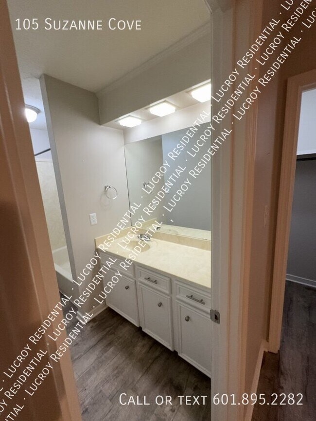 Building Photo - Updated 4-Bedroom Duplex with Fireplace in...