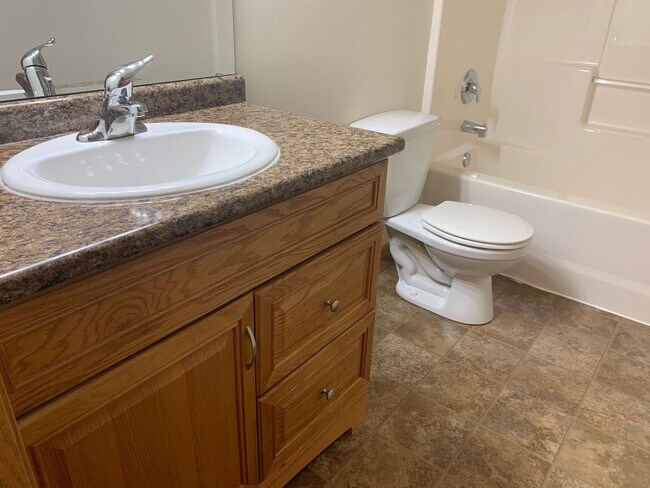 Building Photo - Spacious 4 Bedroom Townhome in Great Neigh...
