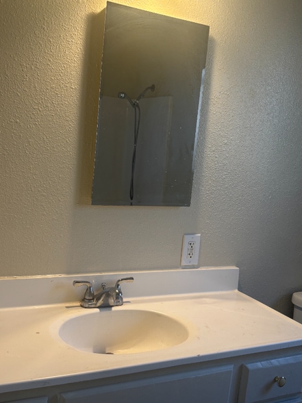 Building Photo - 632 E 107th St