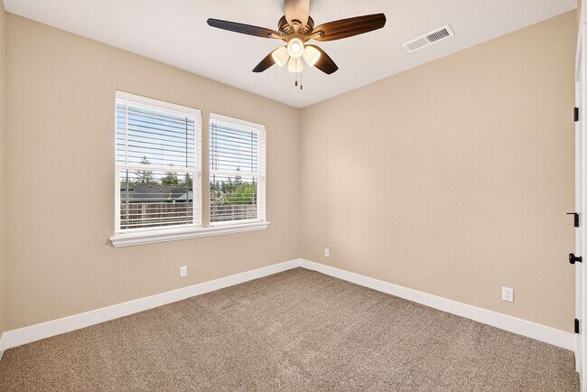 Building Photo - 3-bedroom, 2-bathroom home nestled in the ...