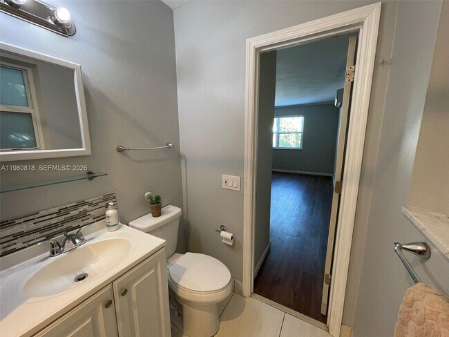 Building Photo - 305 NE 15th Ave