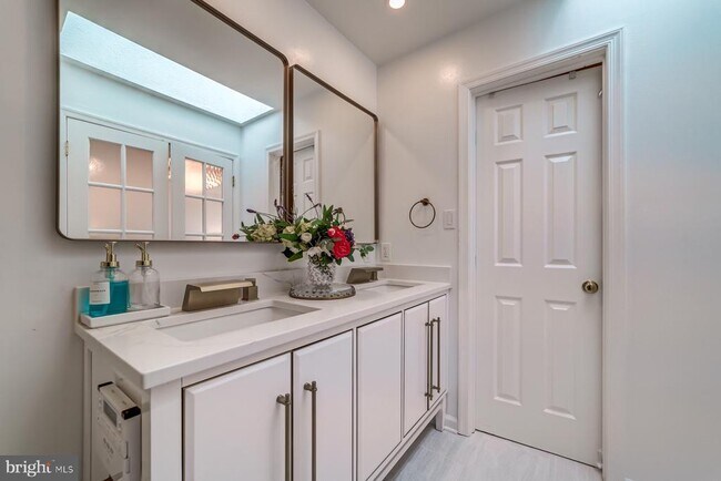 Building Photo - 8 Carriage House Cir