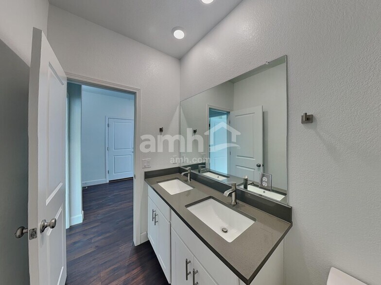 Building Photo - 14891 W 82nd Ave