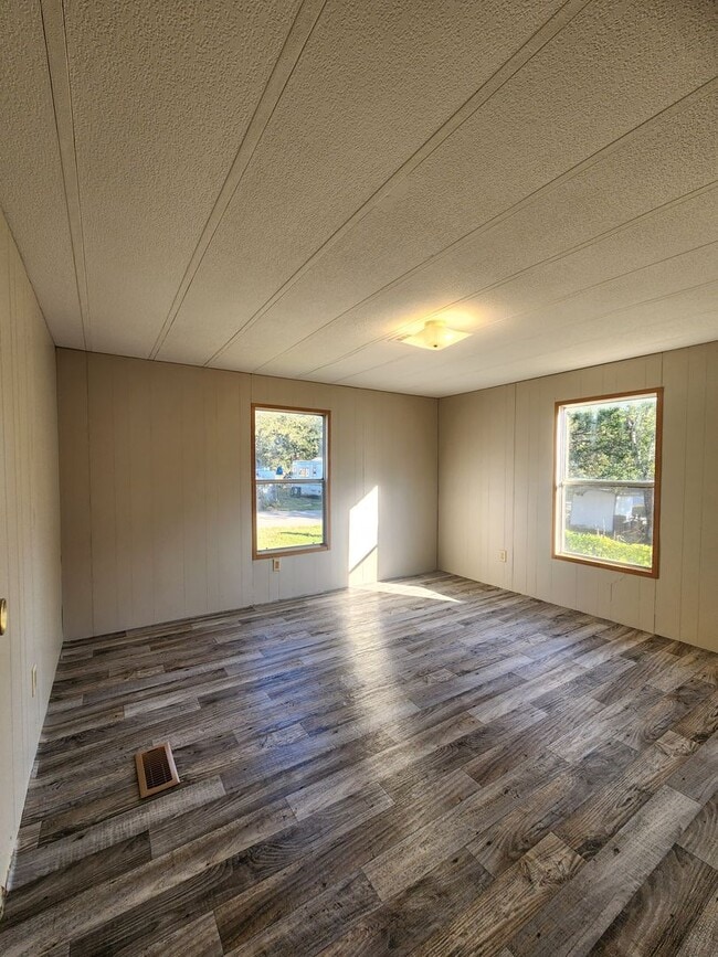 Building Photo - 2br - 2 Bed 2 Bath w/ screened porch and FULLY FENCED Backyard!