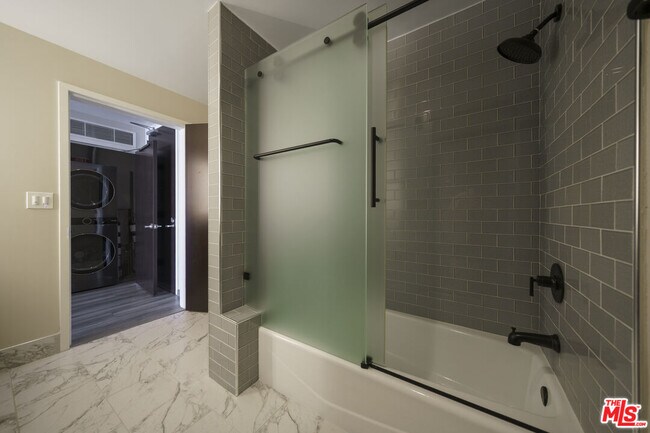 Building Photo - 1100 S Hope St